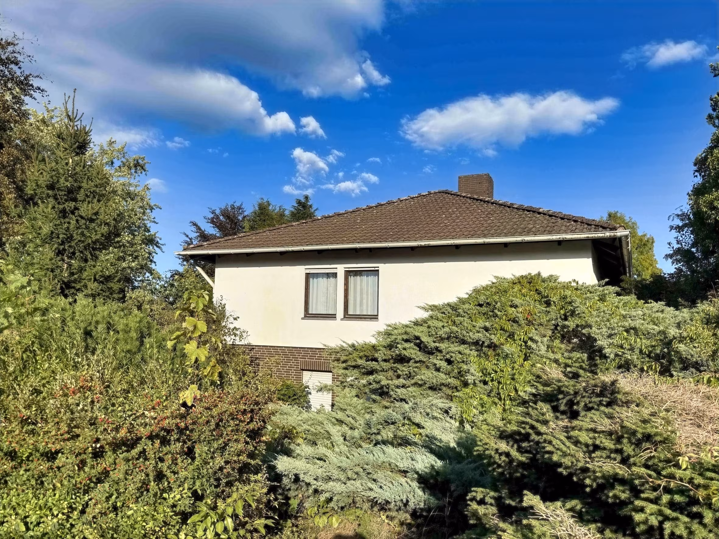 Wietze: Ebenerdiger Bungalow mit Vollkeller und großem Grundstück, 29323 Wietze, Fertighaus