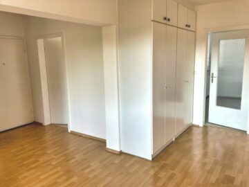 Diele mit Einbauschränken - Himmelsthür: 5-Zimmer-Eigentumswohnung im 1.OG