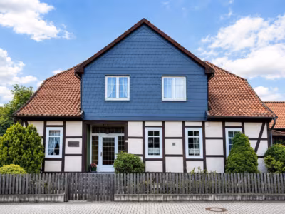 Celle-Groß Hehlen: Historisches Anwesen mit großem Grundstück und vielfältigen Nutzungsmöglichkeiten, 29229 Celle, Mehrfamilienhaus