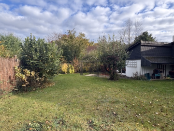 Blick in den Garten - Uetze/Hänigsen: Ebenerdige Doppelhaushälfte in ruhiger, gehobener Wohnlage
