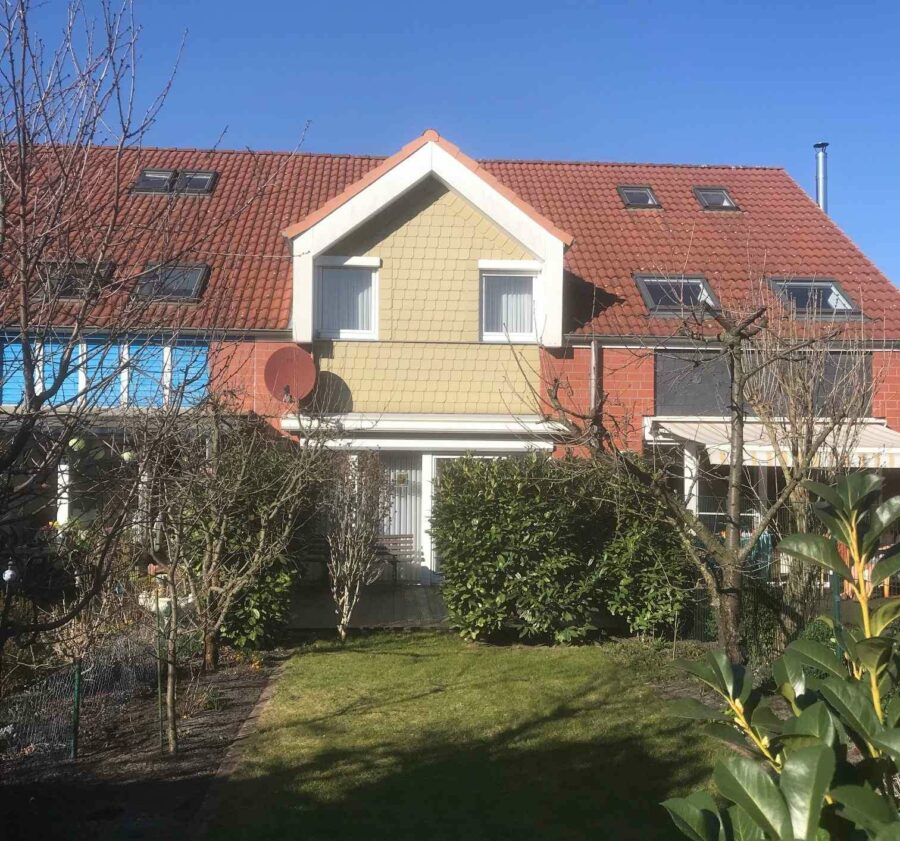 Gepflegtes Reihenhaus mit Garage in Misburg-Nord 1 Außenansicht - Gepflegtes Reihenhaus mit Garage in Misburg-Nord