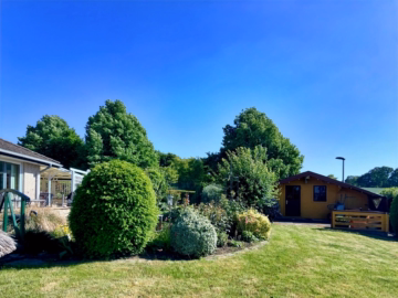 Gartenansicht - Bad-Nenndorf- Waltringhausen: Großzügiger Bungalow mit traumhaftem Blick ins Schaumburger Land