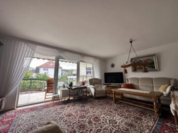 Wohnzimmer - Reihenendhaus mit 6 Zimmern, 2 Bädern, Vollkeller und Garage