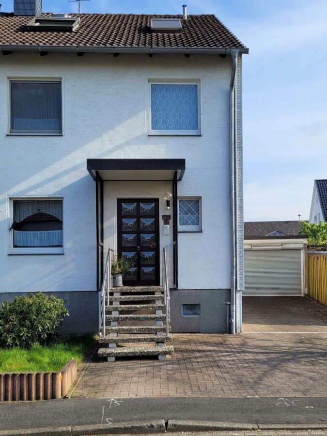 Reihenendhaus mit 6 Zimmern, 2 Bädern, Vollkeller und Garage 1 Reihenendhaus nebst Garage - Reihenendhaus mit 6 Zimmern, 2 Bädern, Vollkeller und Garage