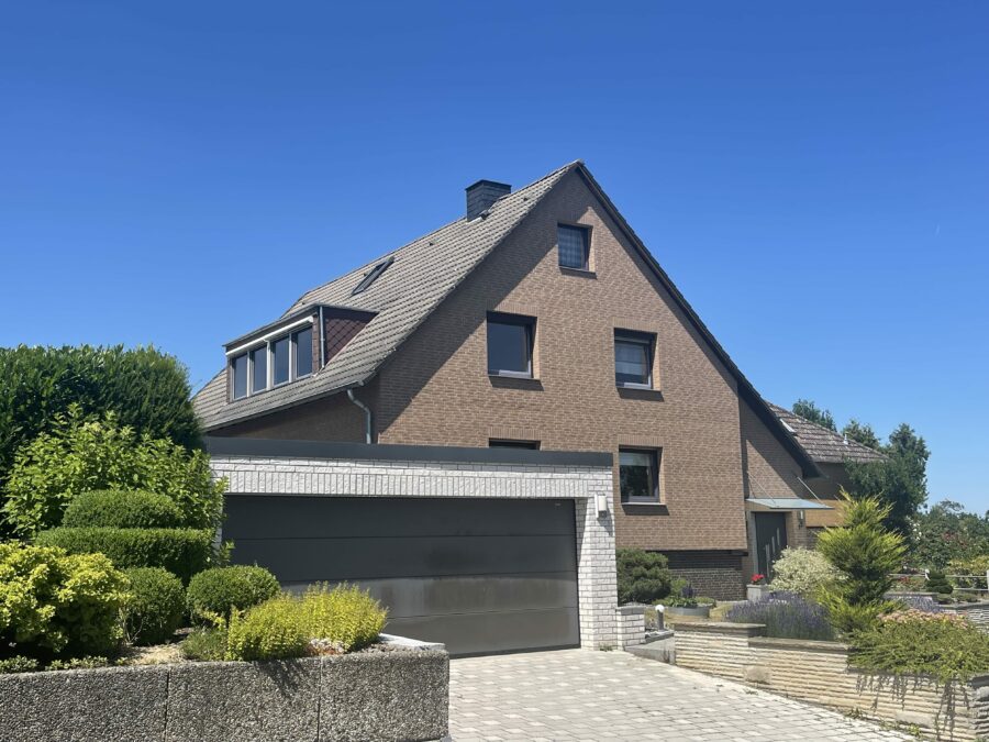 Hausansicht 1 - Modernisiertes 2-Familienhaus mit 8 Zimmern im familienfreundlichen Ortsteil Hohenbostel