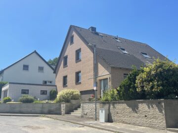 Hausansicht 2 - Modernisiertes 2-Familienhaus mit 8 Zimmern im familienfreundlichen Ortsteil Hohenbostel