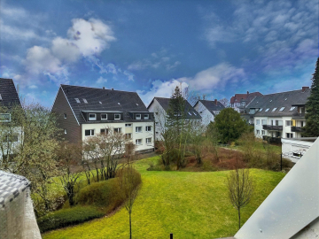 Blick vom Baklon - Weinberg-Viertel: 4- Zimmer-Wohnung mit Tiefgaragen-Stellplatz