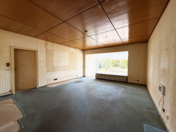Wohnzimmer - Sanierungsbedürftiger Reihenbungalow mit großem Grundstück in Langenhagen