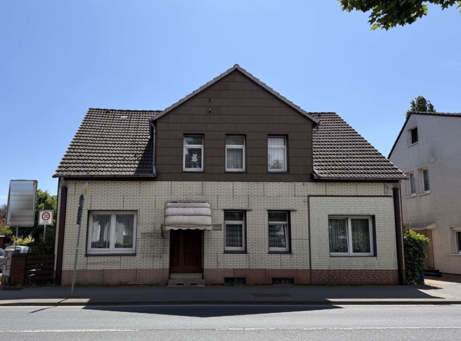 Hannover - Bemerode: Geräumiges Einfamilienhaus mit 3 Garagen 1 Außenansicht - Hannover – Bemerode: Geräumiges Einfamilienhaus mit 3 Garagen