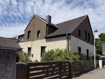 Rückansicht - Hannover – Bemerode: Geräumiges Einfamilienhaus mit 3 Garagen