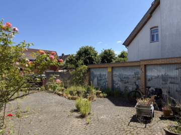 Innenhof - Hannover – Bemerode: Geräumiges Einfamilienhaus mit 3 Garagen