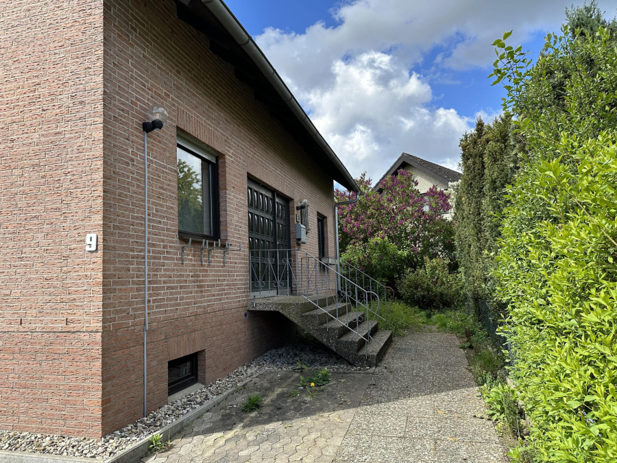 Außenansicht - Freistehendes Einfamilienhaus mit großzügigem Garten und Garage