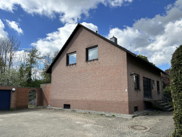 Außenansicht - Freistehendes Einfamilienhaus mit großzügigem Garten und Garage