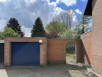 Garage - Freistehendes Einfamilienhaus mit großzügigem Garten und Garage