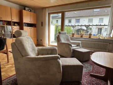 Wohnzimmer mit Parkett - Hasede: Reihenmittelhaus mit Zusatzfläche im Dachgeschoss