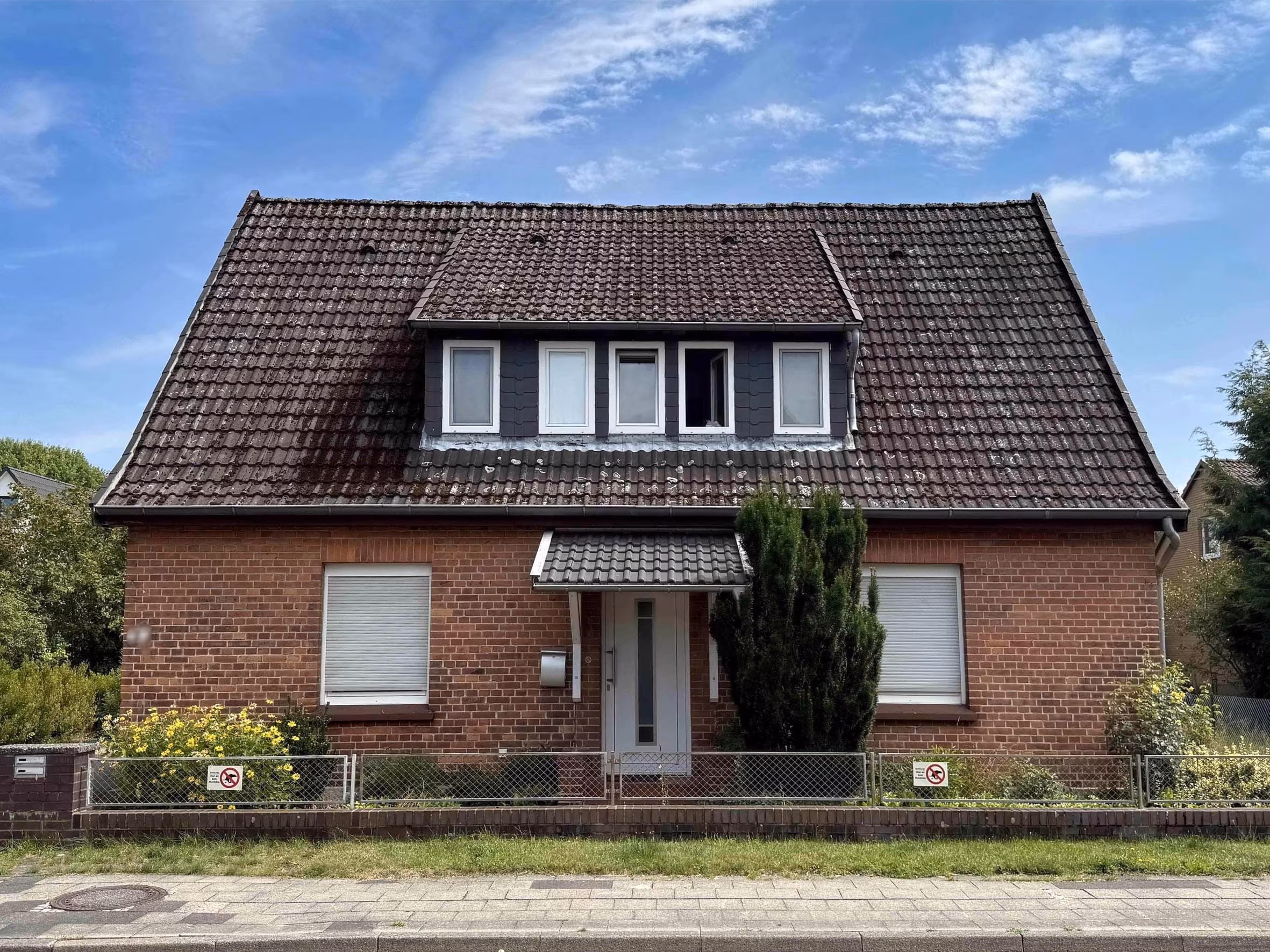 Celle – Groß Hehlen: Vermietetes Zweifamilienhaus auf großzügigem Grundstück, 29229 Celle, Zweifamilienhaus