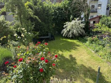 Blick in den Garten - HI-Ost: Selbst einziehen und/oder vermieten- Gepflegtes Dreifamilienhaus mit schönem Garten