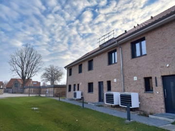 Vorderansicht - Erstbezug Wohnhöfe „Eiermarkt“: Großzügiges Reihenmittelhaus mit Terrasse und zwei Stellplätzen