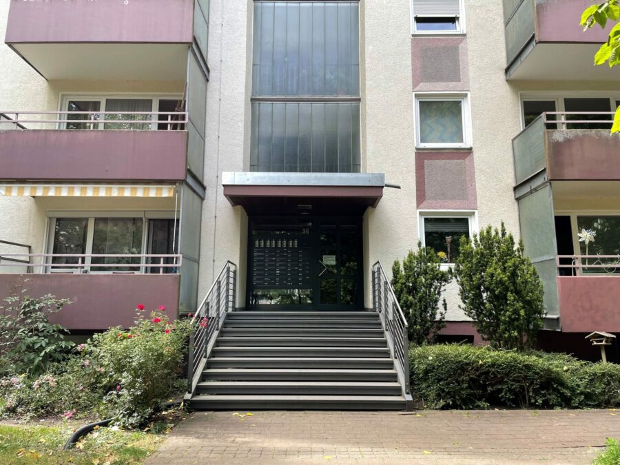 2-Zimmer-Eigentumswohnung in Laatzen - Hauseingang