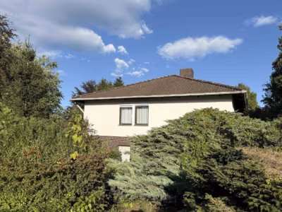 Wietze: Ebenerdiger Bungalow mit Vollkeller und großem Grundstück, 29323 Wietze, Fertighaus