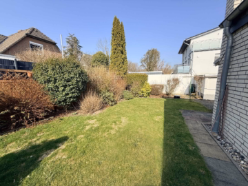 Gartenausschnitt - Einfamilienhaus mit Garage und kleiner Werkstatt in zentraler Lage im Kernbereich von Hannover-Ahlem