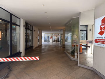 Durchfahrt hinteres Gebäude - Hildesheim-City: Großes Ärzte- und Bürohaus mit vermieteten und freien Praxen