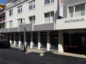 Außenansicht - Hildesheim-City: Großes Ärzte- und Bürohaus mit vermieteten und freien Praxen