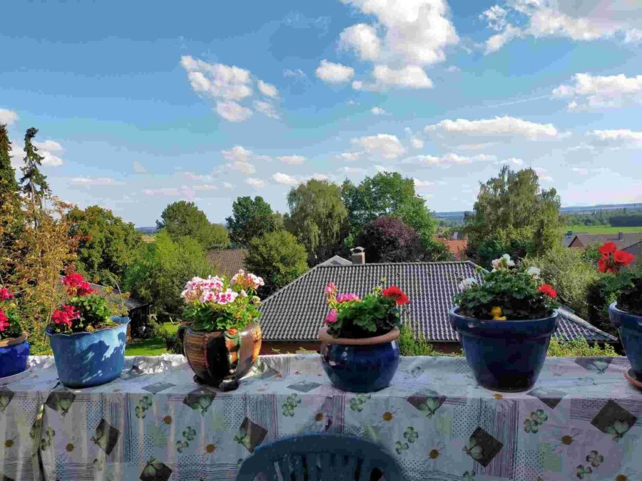 Blick vom Balkon - Hohenhameln: Gemütliche Dachgeschoss-Wohnung mit Balkon und Carport