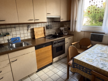 Küche - Dach und Heizung erneuert: Gemütliches Reihenhaus in Sarstedt