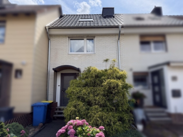 Dach und Heizung erneuert: Gemütliches Reihenhaus in Sarstedt, 31157 Sarstedt, Reihenmittelhaus