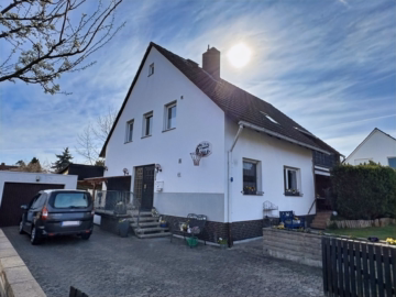 Hauseingang - Uetze OT Hänigsen: Gepflegtes Zweifamilienhaus mit 8 Zimmern