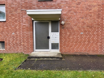 Hauseingang - 1-Zimmer-Apartment mit Balkon und PKW-Stellplatz