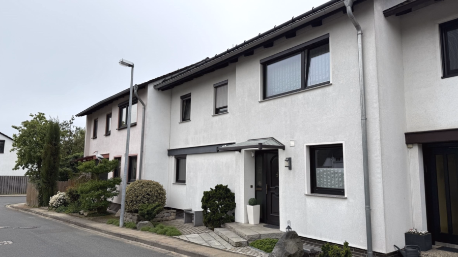 Ansicht - Energetisch modernisiertes und 10 Meter breites Reihenhaus in absolut ruhiger Lage