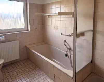 Bad mit Wanne und Dusche