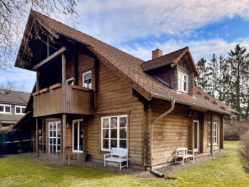 Rückseite (Norden) - Wietze-Wieckenberg: Blockbohlenhaus auf sonnigem Grundstück – Urlaubsfeeling für jeden Tag