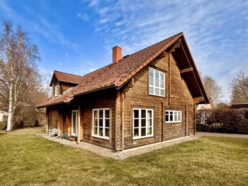Nord- und Westansicht - Wietze-Wieckenberg: Blockbohlenhaus auf sonnigem Grundstück – Urlaubsfeeling für jeden Tag