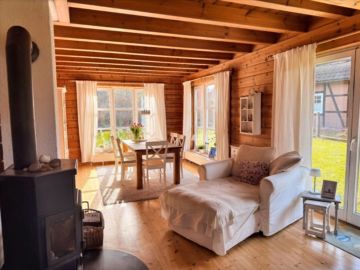 Blick aus dem Wohnzimmer in den Essbereich - Wietze-Wieckenberg: Blockbohlenhaus auf sonnigem Grundstück – Urlaubsfeeling für jeden Tag
