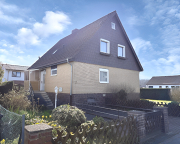 Vorderansicht - Verklinkertes 2-FH in Fertigbauweise mit Vollkeller auf tollem Grundstück in ruhiger Lage in Velber