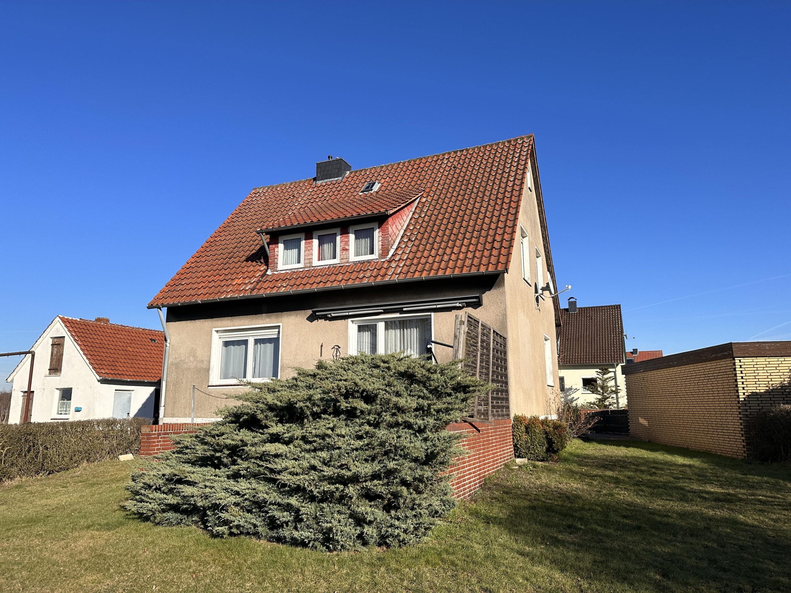 Modernisierungsbedürftiges Einfamilienhaus auf herrlichem Grundstück mit Blick ins Grüne, 31303 Burgdorf, Einfamilienhaus
