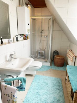 Anbau hinten, Bad OG frei - Teilweise vermietetes 3-Familienhaus mit Keller im westlichen Speckgürtel von Hannover im OT Velber