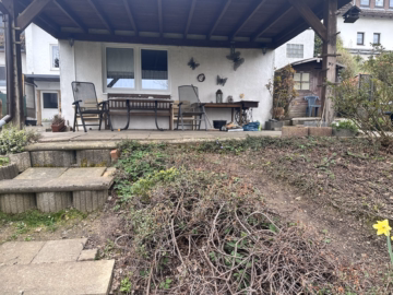 Terrasse - Bad Salzdetfurth-Wesseln: Unterkellerte Doppelhaushälfte mit Garage und großem Garten