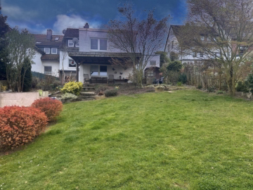 Hausansicht Gartenseite - Bad Salzdetfurth-Wesseln: Unterkellerte Doppelhaushälfte mit Garage und großem Garten