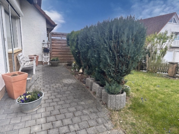 Kleine Terrasse - Bad Salzdetfurth-Wesseln: Unterkellerte Doppelhaushälfte mit Garage und großem Garten