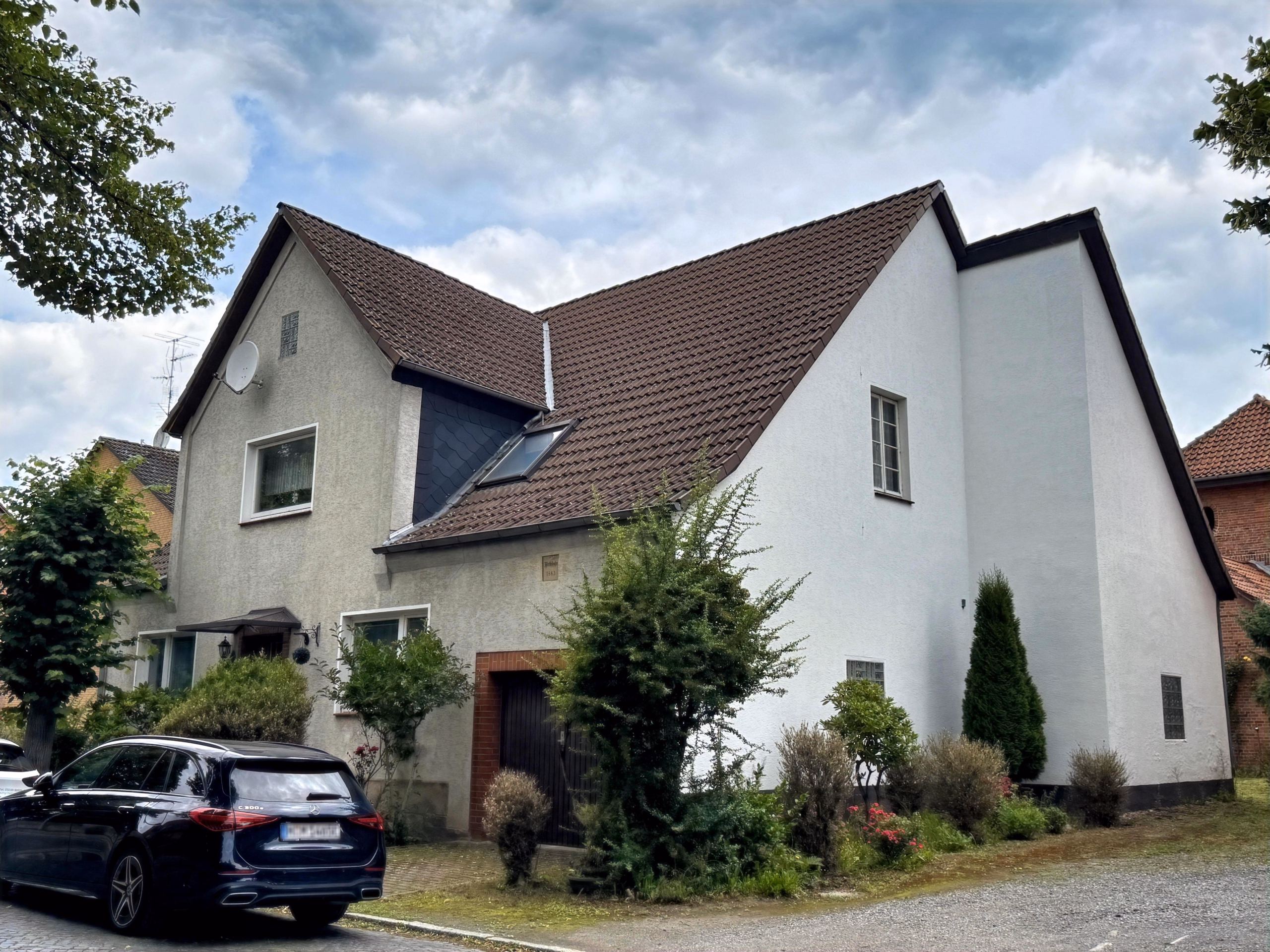 Handwerker aufgepasst! Sanierungsbedürftiges Wohnhaus mit 7 Zimmern, 2 Bädern und Garage, 30890 Barsinghausen, Einfamilienhaus