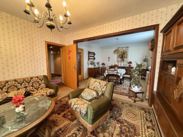 Wohn-und Esszimmer EG - Handwerker aufgepasst! Sanierungsbedürftiges Wohnhaus mit 7 Zimmern, 2 Bädern und Garage