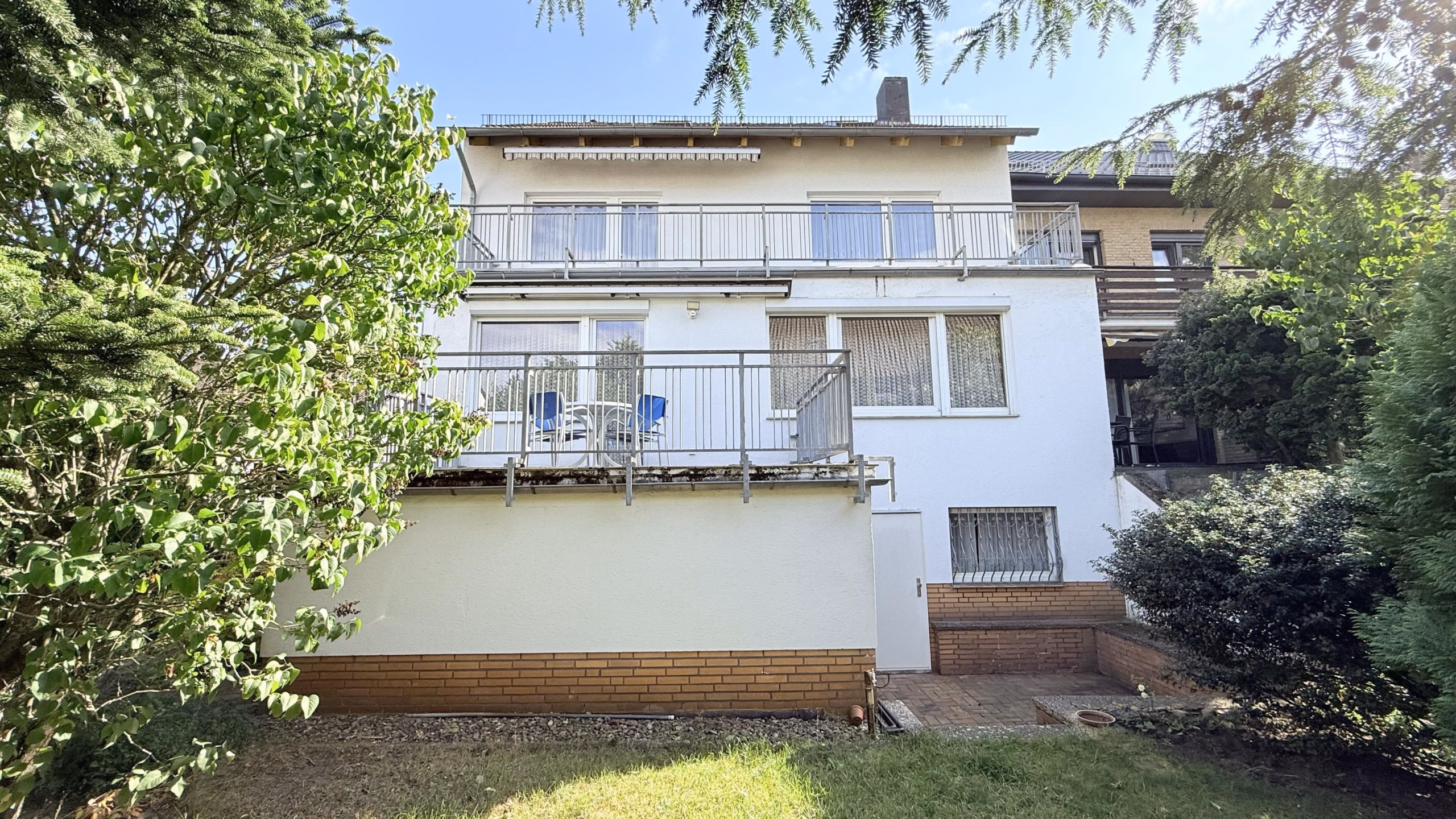 Gepflegtes und großzügiges 2-Familienkettenendhaus in ruhiger und zentraler Lage in Seelze, 30926 Seelze, Zweifamilienhaus