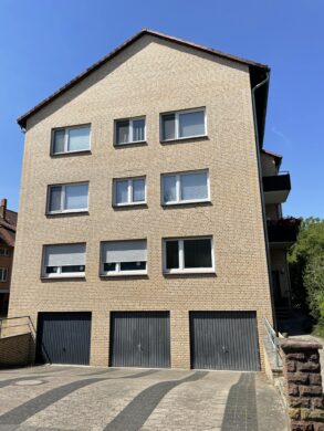 Burgdorf: Gepflegtes Mehrfamilienhaus in beliebter Vermietungslage - Vorderansicht mit Garagen