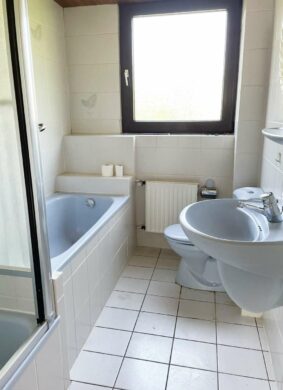 Bad mit Wanne und Dusche - Doppelhaushälfte mit Keller in Misburg