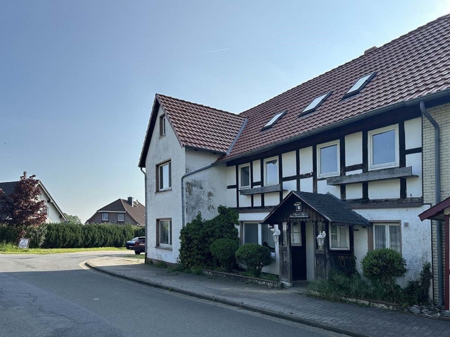 Sibbesse-Adenstedt: Großzügige Doppelhaushälfte mit Sauna, Balkon und Garage - Hausansicht