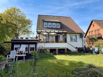 Aussenansichten - Solides Zweifamilienhaus mit Keller auf einem herrlich eingewachsenen Grundstück in Dedensen